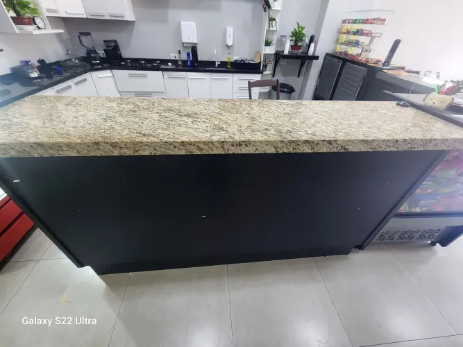 BALCAO BANCADA  COM PEDRA DE MARMORE  2,15 COMPRIMENTO ACONPANHA 03 BANQUETA 