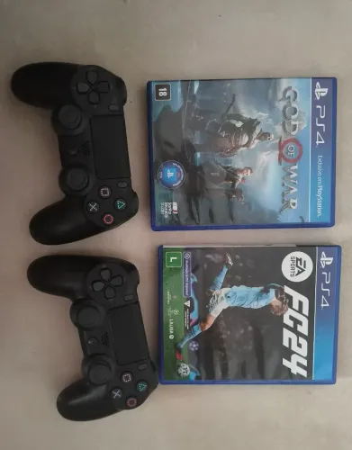 PS4 FAT dois controles e jogos. Não aceito troca e nem oferta