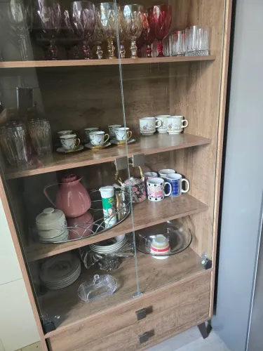 Cristaleira de madeira porta de vidro com 2 gavetas
