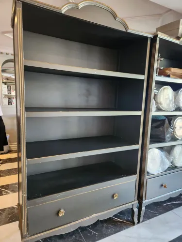 Armário cinza de madeira