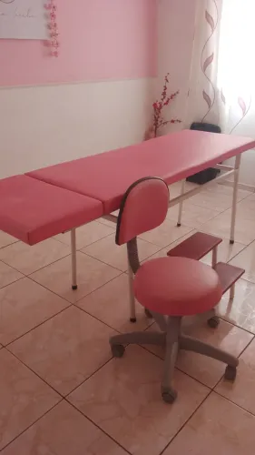Kit completo: Maca fixa para salão com cadeira, escada, luminária e esterilizador.