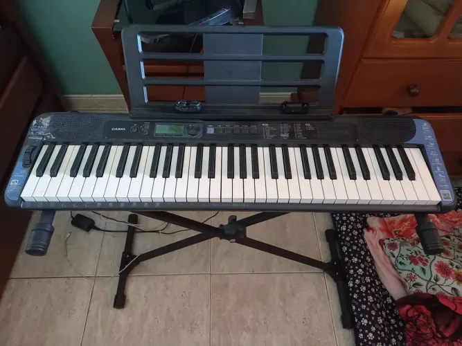 Teclado CT-S300 Novo completo (capa,suporte pedestral, suporte para partitura)