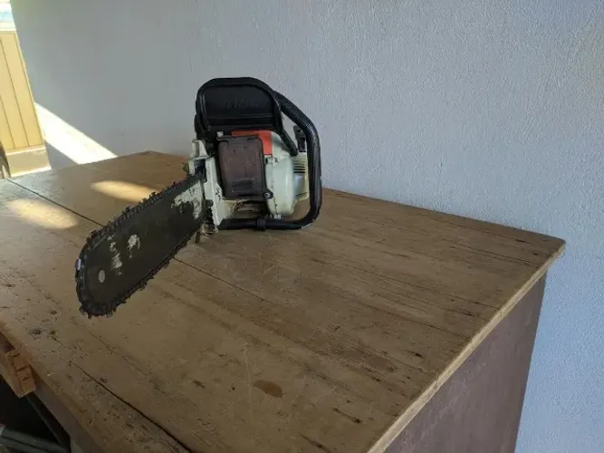 Motosserra STIHL 08 S, funcionando em perfeito estado.
