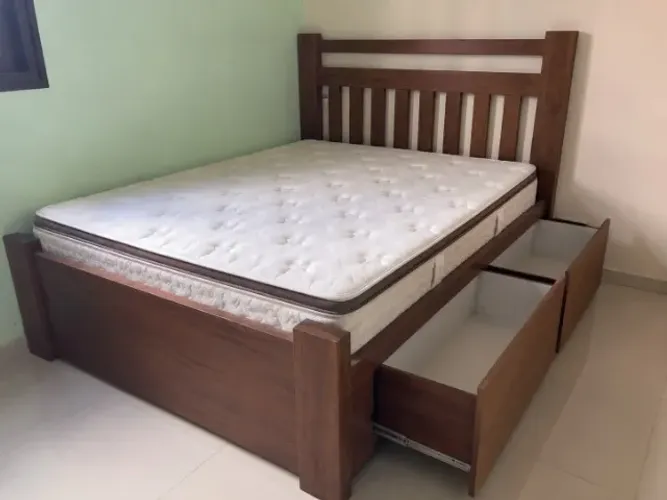 Cama de casal em madeira de Jacarandá (Não vem com colchão)
