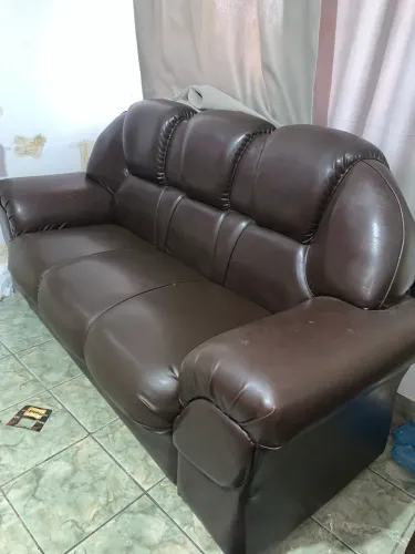 Vende-se dois sofás de couro