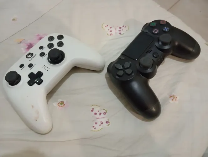 2 controles de game + 1 adaptador pra jogar no celular 