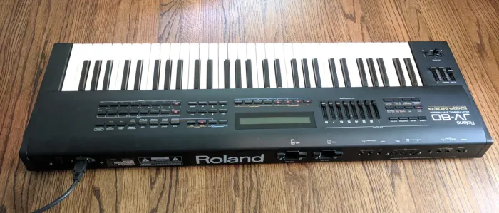 Teclado Roland JV80