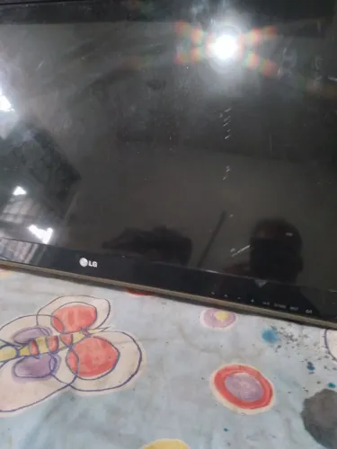 Tv lg 32 polegadas tela quebrada,mais com som. Para quem quer as placas. 