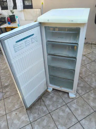Freezer vertical 145 litros