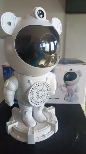 Astronauta projetor de luzes