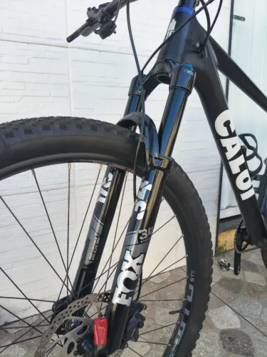 - Marca: Fox; - Modelo: PERFORMANCE ELITE SC SERIES 34; - Ano: 2025; - Cor Preta; - Curso: