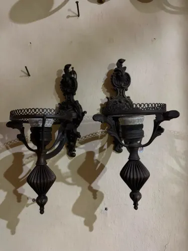 Par de arandelas de bronze envelhecido e ferro fundido preto