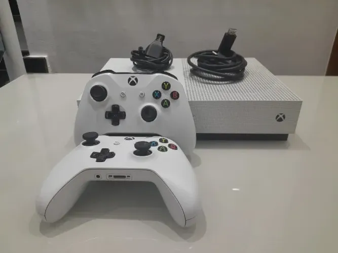 XBOX ONE S 1TB - MUITO MAIS ESPAÇO + 2 CONTROLES ( OPORTUNIDADE!)