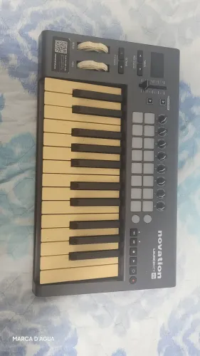 Teclado Midi Novation LaunchKey25 mk2