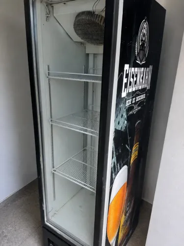 Geladeira de exibição 