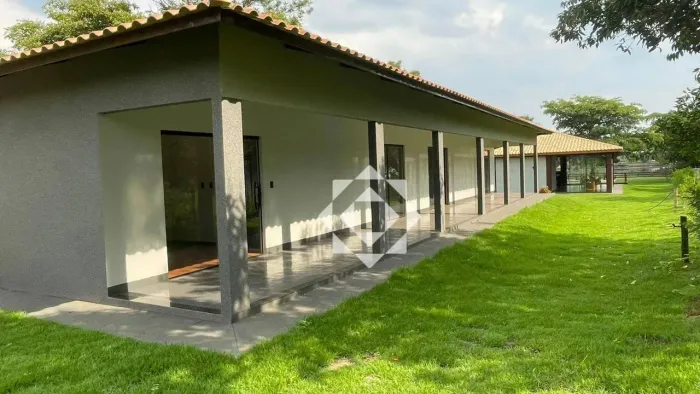 Chácara beira lago à venda em Luzimangues com 4 suítes, piscina e área gourmet completa, a