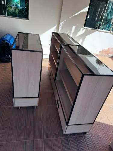 Mesa expositora de 2,25 x 70, e prateleiras