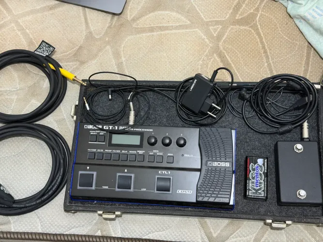 Pedaleira Boss GT-1 com HARDCASE, Footswitch e Fonte
