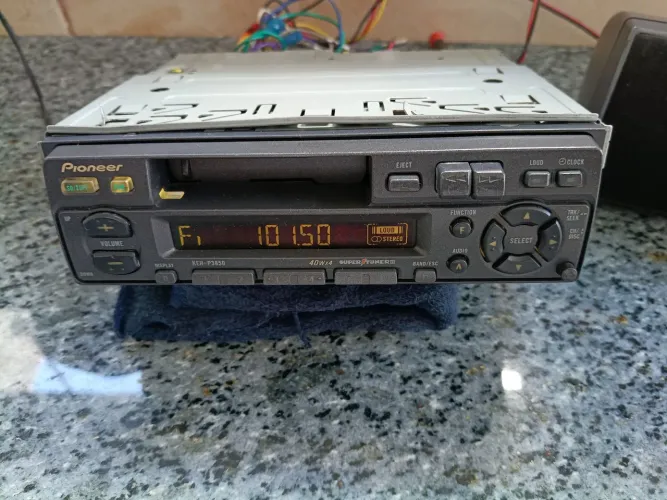 Vendo rádio automotivo Pioneer KEH-P3850, um clássico toca-fitas com rádio AM/FM.