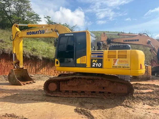 Escavadeira Komatsu PC 210 ano 2023