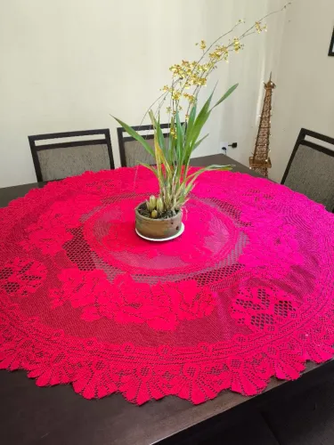 Mesa de madeira maciça com 8 lugares e tampo de vidro no meio