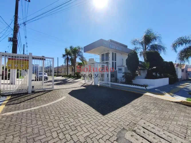 CASA EM CONDOMINIO COM PISCINA