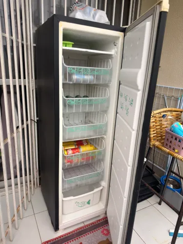 Frezer vertical cônsul