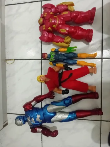 Brinquedos bonecos