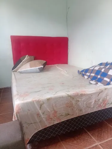 Vendo uma cama Box semi nova com cabeceira vermelha
