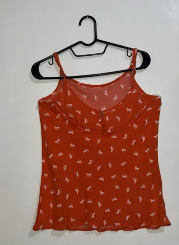 blusa de alças laranja com estampa de pequenos cavalos