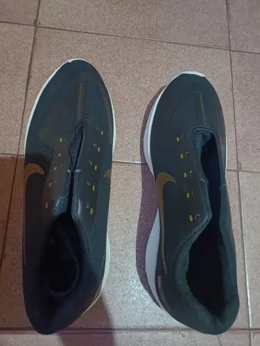 Vende dois tenis
