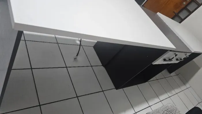 Conjunto modular de escritório para 2 estações com gaveteiro central