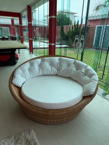 Vendo Chaise Redonda de Fibra Sintética - peça sofisticada e super confortável