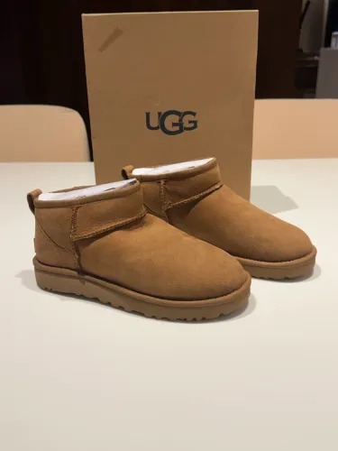 Bota UGG Mini II Clássica Feminina / Tamanho 35 BR (nova-sem uso)