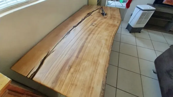 Mesa em madeira maciça ornamental com 8 cm de espessura