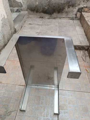 Mesa de aço pequena