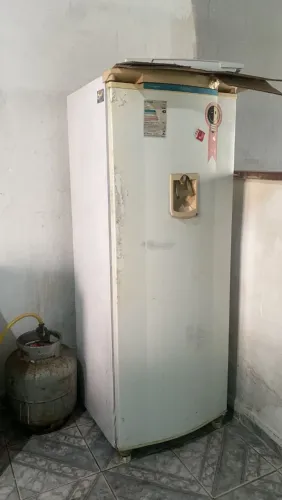 Vende-se geladeira