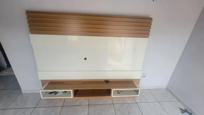 Painel de TV Moderno com Rack - Amadeirado e Off-White