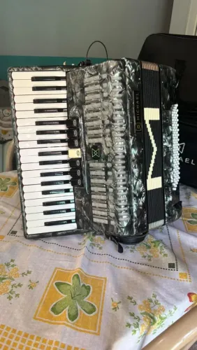 Acordeon 80baixos em ótimo estado 