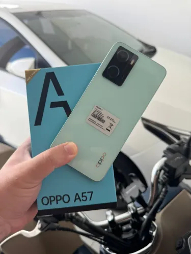 Oppo A57 Dual SIM 128 GB glowing green 4 GB RAM