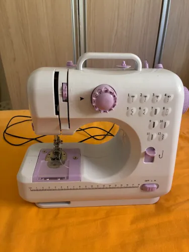 Mini maquininha de costura