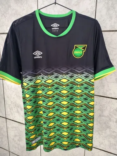Camisa Jamaica. Umbro. 2019.<br>Tamanho M 74x53cm<br>R$ 250.00