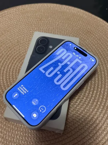 iPhone 17 normal, preto