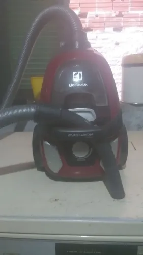 Vendo um aspirador de pó funcionando perfeitamente só falta o filtro e o bico  120 nele 
