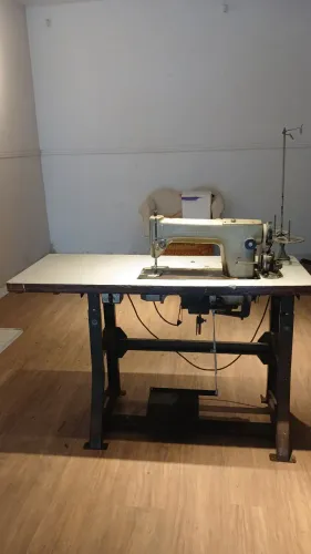 Máquina de costura reta industrial Singer