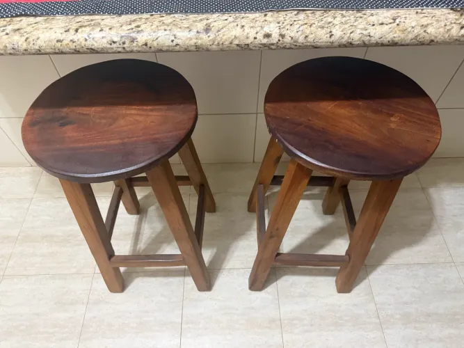 2 Banquetas de madeira peroba rosa