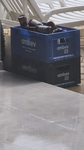 Vendo caixa de cerveja com garrafinhas