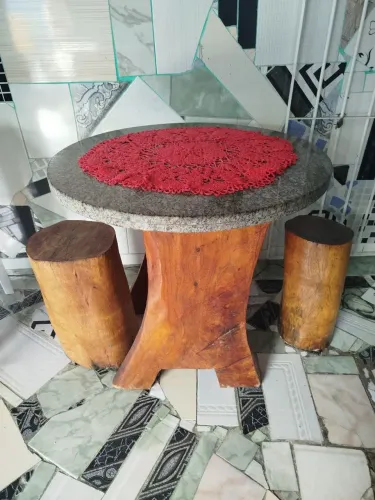 Vendo mesa redonda de granito e pé de madeira maciça 