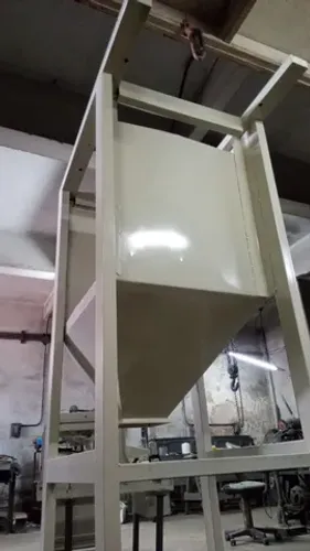 Balança automática e cavalete e mexedor (25 a 60 kg dependendo do produto a ser pesado).