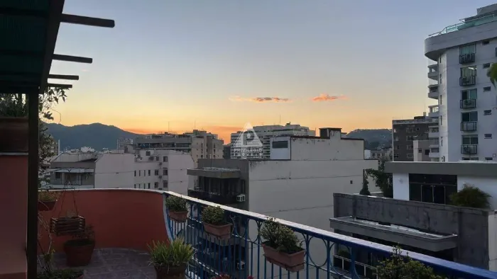 Cobertura à venda, 4 quartos, 2 suítes, 2 banheiros, varandão, 3 vagas, 238m², Tijuca - RJ